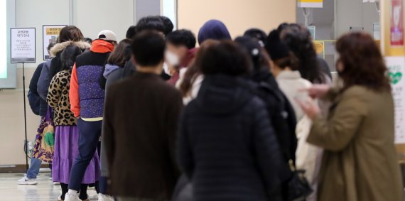 최근 재출시한 포켓몬빵이 큰 인기를 끌며 품귀현상을 겪고 있는 23일 서울에 위치한 한 마트에서 시민들이 오픈시간 전부터 포켓몬빵을 구매하기 위해 긴 줄을 서고 있다. 2022.3.23/뉴스1 © News1 장수영 기자