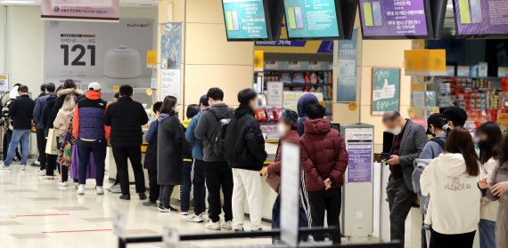 최근 재출시한 포켓몬빵이 큰 인기를 끌며 품귀현상을 겪고 있는 23일 서울에 위치한 한 마트에서 시민들이 오픈시간 전부터 포켓몬빵을 구매하기 위해 긴 줄을 서고 있다. 2022.3.23/뉴스1 © News1 장수영 기자