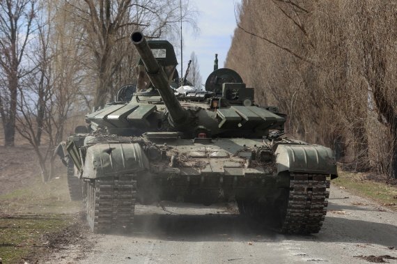 지난달 27일 우크라이나 수도 키이우 인근 루키아니프카 마을에서 우크라이나 군인이 억류한 러시아제 T-72 탱크의 모습.로이터뉴스1