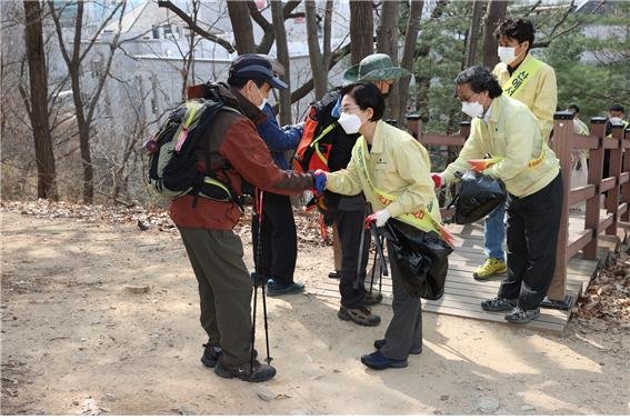 김미경 은평구청장이 식목일을 맞아 5일 구파발역 진관근린공원 일대에서 열린 식목일 행사에 참석해 주민 대상으로 산불예방 활동을 하고 있다(은평구 제공).© 뉴스1