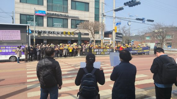 지닌달 29일 연천군청 앞에서 주민들이 이슬람 종교단체의 신서면 야영장 조성 중단을 요구하는 집회를 열고 있다. © 뉴스1