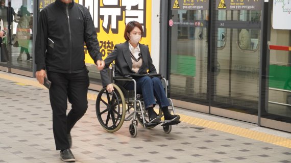 더불어민주당 고민정 의원이 휠체어를 타고 지하철로 출근하고 있다. /사진=고민정 의원 페이스북