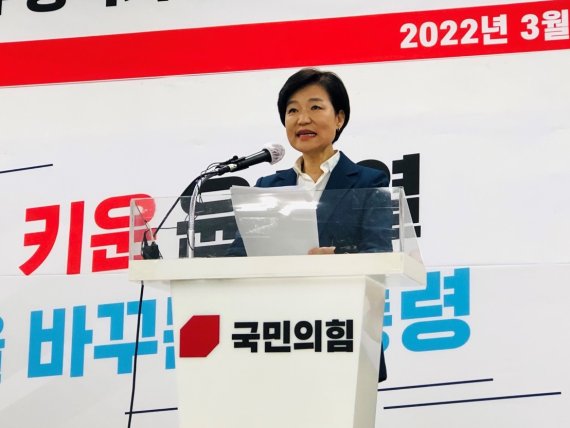 [대구=뉴시스] 정창오 기자=이진숙 전 대전 MBC 사장이 31일 오후 대구시 수성구 범어동 국민의힘 대구시당에서 기자회견을 열고 대구시장 출마를 공식 선언하고 있다. 2022.03.31 jco@newsis.com