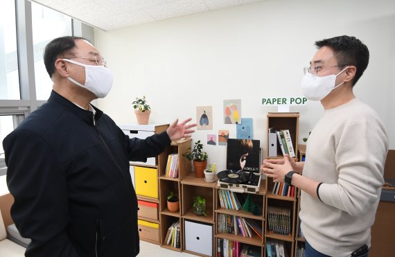 홍남기 부총리가 6일 서울 강남구 역삼동 청년창업허브에서 입주기업 대표로부터 사업설명을 듣고 있다.(기획재정부 제공)