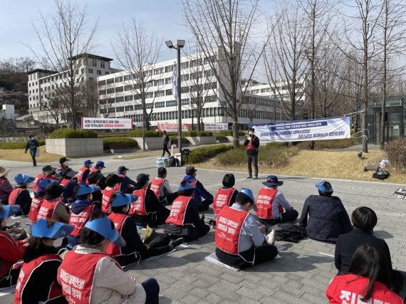 공공운수노조 서울지역공공서비스지부가 지난 2022년 4월 6일 오후 연세대 학생회관 앞에서 노동환경 개선과 생활임금 보장 등을 촉구하는 집회를 하고 있다./사진=뉴스1