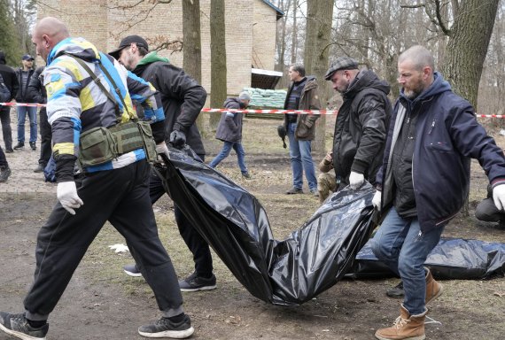 지난 4일(현지시간) 우크라이나 키이우 외곽 부차 마을에서 자원봉사자들이 살해된 민간인들의 시신을 옮기고 있다. 러시아는 우크라이나에서의 민간인 학살로 보이는 증거가 드러나면서 전격적인 비난에 직면하고 있다.AP뉴시스