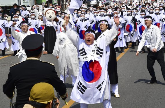 6일 울산 중구 병영 일대에서 열린 제103주년 병영 3·1만세운동 재현 행사에서 참가자들이 '대한독립 만세'를 외치며 행진하고 있다. (울산 중구 제공) 2022.4.6/뉴스1 © News1