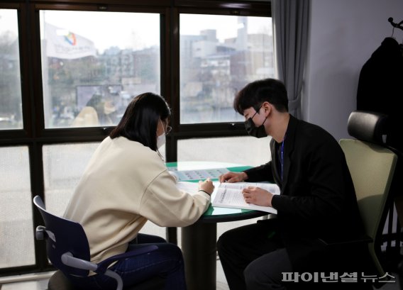 안산도시공사 신입사원 가정에 떡케이크 전달