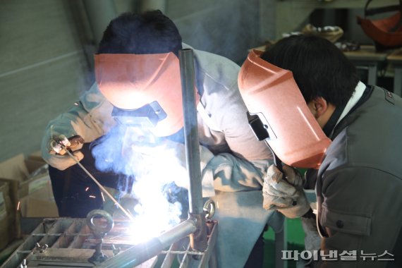 안산도시공사 신입사원 가정에 떡케이크 전달