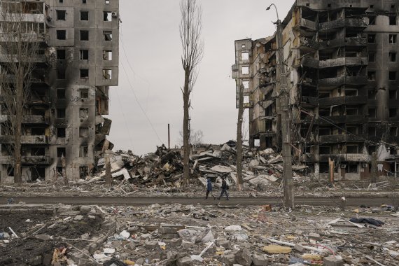 5일(현지시간) 우크라이나 키이우 외곽 브로댠카에서 한 주민이 러시아군과의 교전으로 파괴된 아파트 사이를 지나고 있다. 2022.04.06 /사진=뉴시스