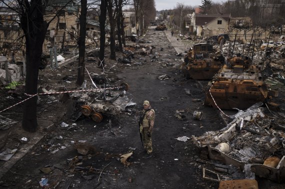 6일(현지시간) 우크라이나 키이우 외곽 부차에서 우크라이나 군인이 파괴된 러시아군 전차들을 살피고 있다. 2022.04.07. 사진=뉴시스