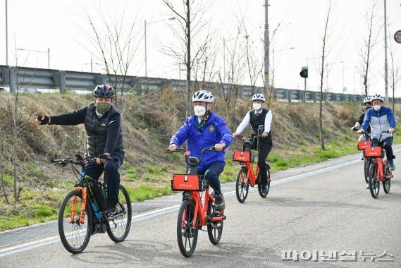 정하영 김포시장(오른쪽) 5일 서울연결 한강변 자전거길 현장점검. 사진제공=김포시