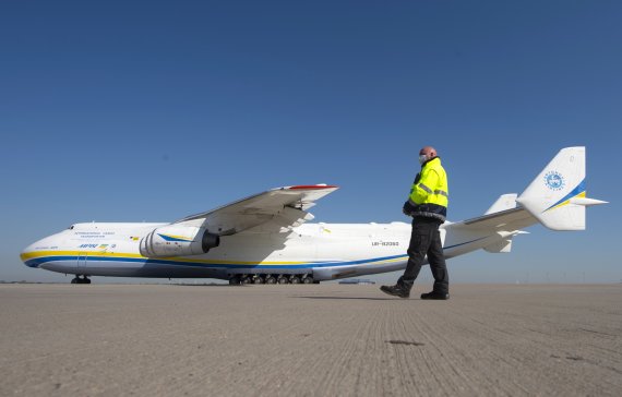 [라이프치히=AP/뉴시스] 화물수송기로 활동하던 당시 AN-225 므리야의 모습. 사진은 지난 2020년 4월 코로나 방역 물품을 싣고 독일 라이프치히 할레 공항에 도착한 AN-225 므리야.