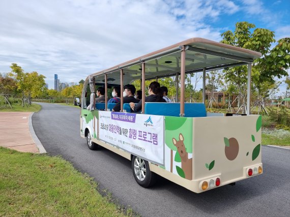 한국수목원정원관리원 소속 국립세종수목원과 세종시정신건강복지센터는 코로나19 장기화로 지친 코로나 대응인력을 위한 치유 프로그램을 운영했다. 이 프로그램에는 의료진과 공무원 등 코로나 대응업무 종사자 80명이 참여했으며, 총 18회에 걸쳐 화분 만들기, 업사이클링 가드닝, 전기버스 탑승해 해설프로그램 듣기 등을 진행하고 각종 식물이 그려진 텀블러 등 힐링 키트도 제공했다. <제공=한국수목원정원관리원>