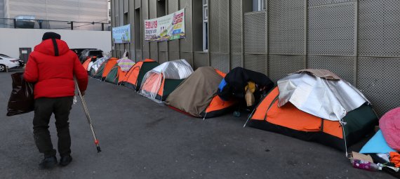 지난해 12월31일 서울 중구 서울역광장에 노숙인들을 위한 텐트가 설치되어 있다. 텐트는 겨울 한파에 취약하고 코로나19 확진시 재택치료가 불가능한 노숙인을 위해 한 교회에서 기부한 것으로 알려졌다. /사진=뉴시스