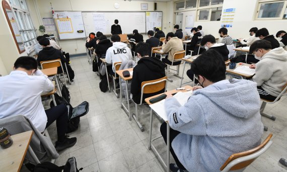 서울의 한 고등학교 교실에서 시험 시작에 앞서 학생들이 마무리 점검을 하고 있다. (기사 내용과 상관 없는 사진) 뉴스1
