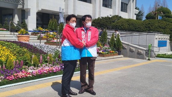 국민의힘 안상수·이학재 인천시장 예비후보가 7일 단일화를 선언하고 악수하고 있다.© 뉴스1