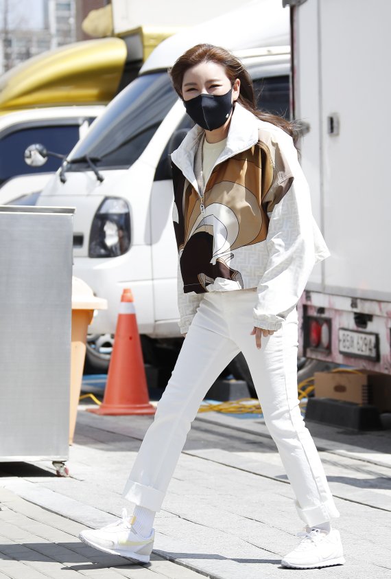 가수 송가인이 7일 경기도 고양시 일산 동구 장항동 JTBC 일산스튜디오에서 진행되는 '아는 형님'(아형) 녹화에 참석하고 있다. © News1 권현진 기자