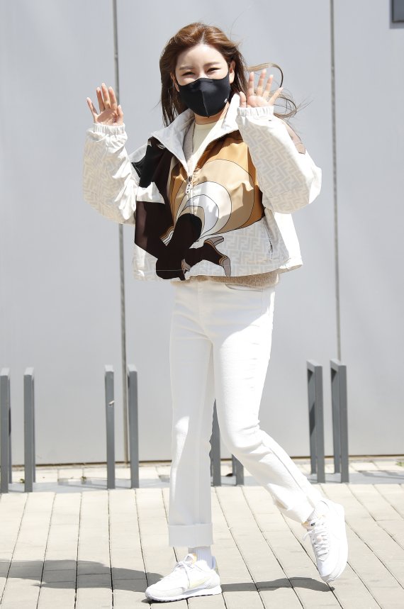 가수 송가인이 7일 경기도 고양시 일산 동구 장항동 JTBC 일산스튜디오에서 진행되는 '아는 형님'(아형) 녹화에 참석해 인사를 하고 있다. © News1 권현진 기자