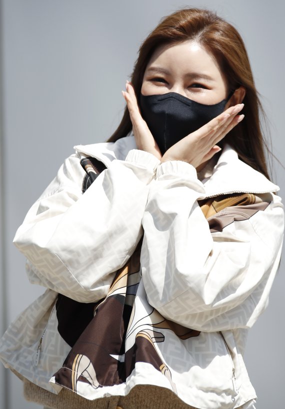 가수 송가인이 7일 경기도 고양시 일산 동구 장항동 JTBC 일산스튜디오에서 진행되는 '아는 형님'(아형) 녹화에 참석해 꽃받침 포즈를 취하고 있다. © News1 권현진 기자