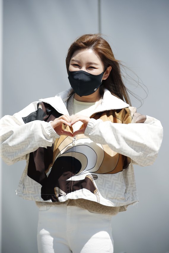 가수 송가인이 7일 경기도 고양시 일산 동구 장항동 JTBC 일산스튜디오에서 진행되는 '아는 형님'(아형) 녹화에 참석해 하트를 그리고 있다. © News1 권현진 기자