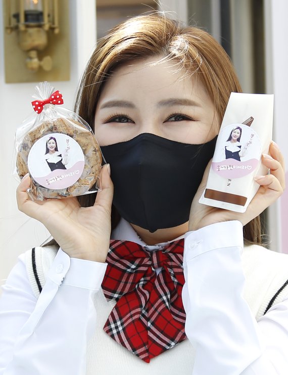 가수 송가인이 7일 경기도 고양시 일산 동구 장항동 JTBC 일산스튜디오에서 진행되는 '아는 형님'(아형) 녹화에 앞서 팬들이 선물한 과자를 들고 포즈를 취하고 있다. © News1 권현진 기자