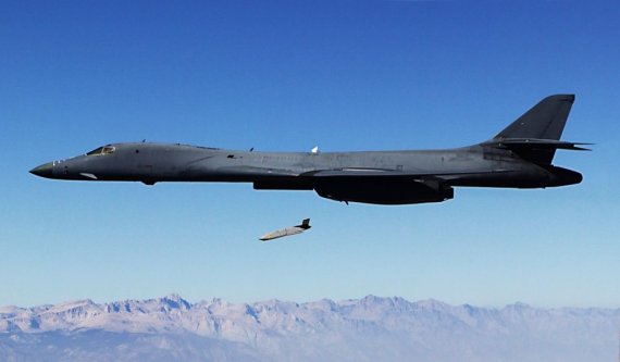 미 공군 전략폭격기 B-1B '랜서' 에서 '합동장거리공대지미사일'(JASSM)이 발사되고 있다. 1983년부터 1988년까지 100기가 생산됐다. 초음속 전략폭격기 B-1B 랜서는 1만5000미터의 고고도 상공에서 최대 마하 1.25 속도로 9400㎞ 거리를 비행할 수 있다. 괌 기지에서 한반도까지는 2시간여만에 도착할 수 있다. 최대 24발의 핵폭탄 또는 84발의 500파운드(227kg) 재래식 폭탄, 공대지 정밀유도폭탄 20~30발 등 최대 56t의 폭탄을 탑재할 수 있다. 사진=미 공군(US Air Force)·록히드마틴 제