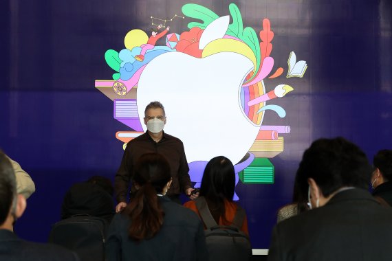 [서울=뉴시스] 백동현 기자 = 패트릭 슈루프 애플리테일 동북·동남아시아 총괄 디렉터가 7일 오전 서울 중구 애플스토어 명동점에서 열린 애플스토어 명동점 미디어 세션에서 축사하고 있다. 애플스토어 명동점은 오는 9일 정식 오픈할 예정이다. 2022.04.07. livertrent@newsis.com