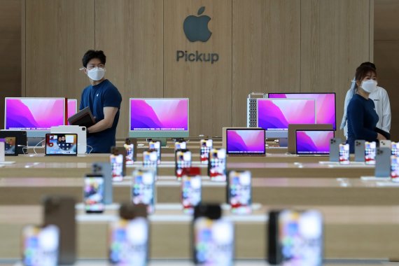 [서울=뉴시스] 백동현 기자 = 애플스토어 명동점 미디어 세션이 열린 7일 오전 서울 중구 애플스토어 명동점에 픽업 매장이 마련돼 있다. 애플스토어 명동점은 오는 9일 정식 오픈할 예정이다. 2022.04.07. livertrent@newsis.com