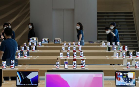 [서울=뉴시스] 백동현 기자 = 애플스토어 명동점 미디어 세션이 열린 7일 오전 서울 중구 애플스토어 명동점에서 기자들이 매장을 둘러보고 있다. 애플스토어 명동점은 오는 9일 정식 오픈할 예정이다. 2022.04.07. livertrent@newsis.com