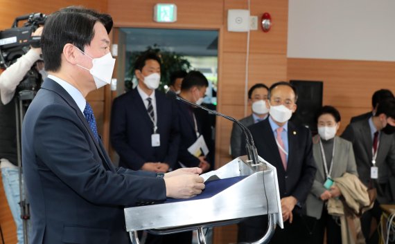 안철수 대통령직인수위원장이 7일 서울 종로구 인수위 기자회견장에서 조직개편 관련 브리핑을 하고 있다. 사진=서동일 기자