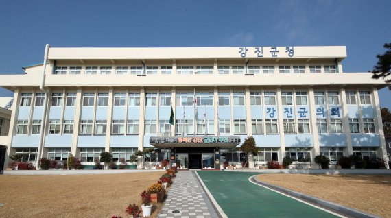 강진군청 전경/뉴스1 © News1