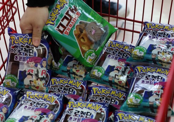 6일 오전 서울의 한 대형마트에서 시민들이 포켓몬빵을 구매하고 있다. 2022.4.6/뉴스1 © News1 박세연 기자