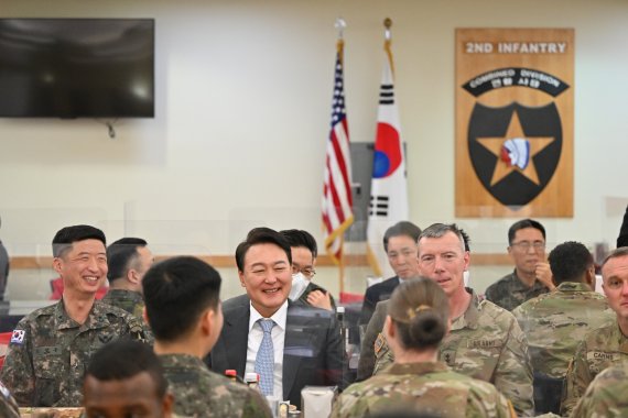 윤석열 대통령 당선인이 7일 오전 경기도 평택에 위치한 주한미군 캠프 험프리스를 방문해 한미 장병들과 식사하며 이야기를 나누고 있다. (사진=당선인 대변인실 제공) 2022.04.07. 사진=뉴시스