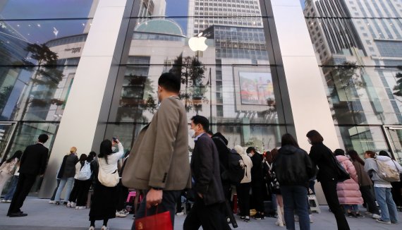 국내 애플스토어 3호점 '애플 명동'이 개장을 이틀 앞둔 7일 미디어 프리뷰 행사를 통해 매장을 공개했다. '애플 명동'은 오는 9일 오전 10시에 공식 개장한다. 2022.4.7/뉴스1 © News1 김진환 기자