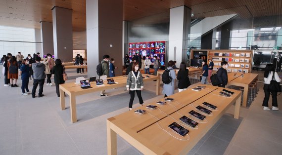 국내 애플스토어 3호점 '애플 명동'이 개장을 이틀 앞둔 7일 미디어 프리뷰 행사를 통해 매장을 공개했다. '애플 명동'은 오는 9일 오전 10시에 공식 개장한다. 2022.4.7/뉴스1 © News1 김진환 기자