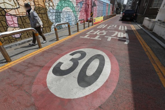 대통령직인수위가 7일 심야시간대 스쿨존(어린이 보호구역)의 제한 속도를 현행 30km에서 최고 50km로 상향하는 방안을 추진하기로 했다. 사진=뉴스1