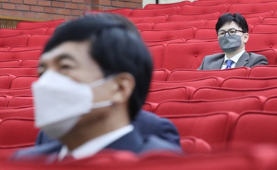 경기도 정부과천청사 법무부 대강당에서 열린 검찰 고위간부 보직변경 신고식에서 이성윤 서울고검장(왼쪽)과 한동훈 사법연수원 부원장이 자리에서 박범계 장관의 축사를 듣고 있다. 2021.6.10/뉴스1 © News1 김진환 기자