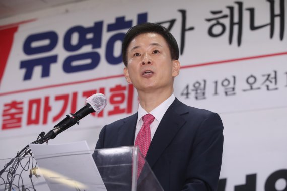 박근혜 전 대통령의 측근인 유영하 변호사가 1일 오전 대구 수성구 범어동 국민의힘 대구시당에서 기자회견을 열고 6·1지방선거에 대구시장 출마를 공식 선언하고 있다. 2022.4.1/뉴스1 © News1 공정식 기자