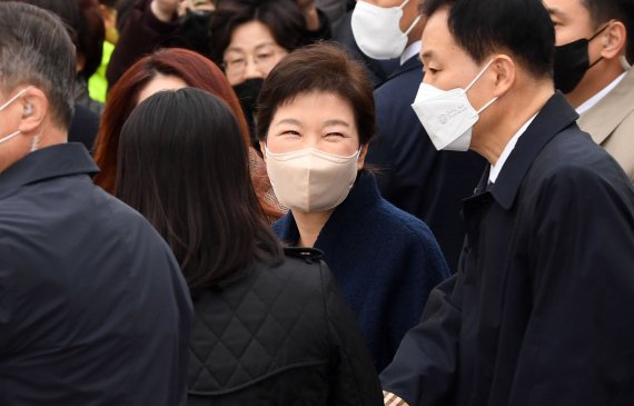 박근혜 전 대통령이 24일 오전 서울 강남구 일원동 삼성서울병원에서 퇴원하며 환하게 웃고 있다. 2022.3.24/뉴스1 © News1 이성철 기자