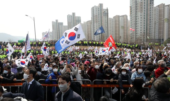 24일 오후 대구시 달성군 박근혜 전 대통령의 사저 앞에 박근혜 전 대통령 환영 인파가 모여있다. 2022.3.24/뉴스1 © News1 이승배 기자