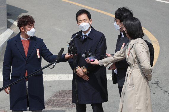 유영하 변호사가 24일 오후 대구 달성군 유가읍 쌍계리 박근혜 전 대통령 사저에서 취재진 질문에 답하고 있다. 2022.3.24/뉴스1 © News1 공정식 기자