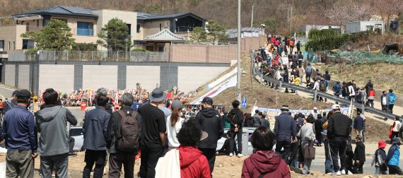 박근혜 전 대통령 대구 사저 입주 나흘째이자 첫 일요일인 27일 오후 낮 기온이 18도가 넘는 완연한 봄날씨 속에 대구 달성군 유가읍 쌍계리 사저 주변이 방문객으로 붐비고 있다. 2022.3.27/뉴스1 © News1 공정식 기자