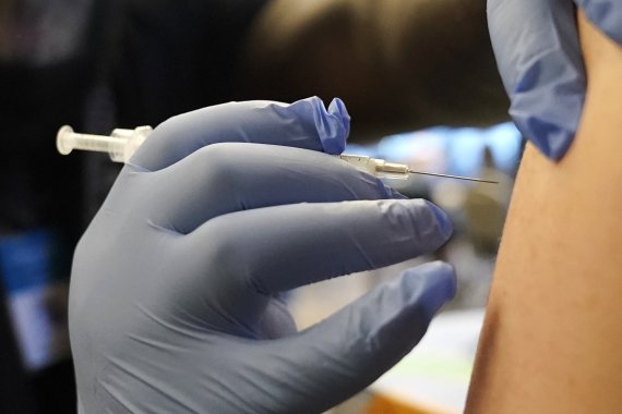 미국 FDA(식품의약국)가 미국의 존슨 앤드 존슨(J&J) 얀센 코로나19 백신의 접종 대상자를 제한하기로 결정했다. 얀센 백신에서 심각한 혈전이 발생되는 것으로 보고되면서다. /사진=AP뉴시스