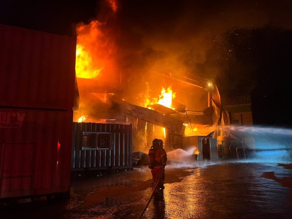 [대구=뉴시스] 이지연 기자 = 7일 오후 11시7분 대구 동구 둔산동의 한 커피 원두 가공공장에서 원인을 알 수 없는 불이 났다. (사진=동부소방서 제공) 2022.04.08. photo@newsis.com