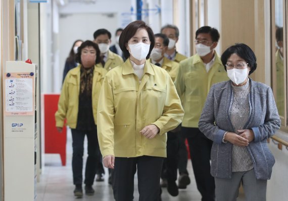 유은혜 사회부총리 겸 교육부 장관이 지난 7일 오전 서울 영등포구 여의도여고에서 학생 정신건강 증진 관련 현장방문을 하고 있다. /뉴스1 © News1 송원영 기자