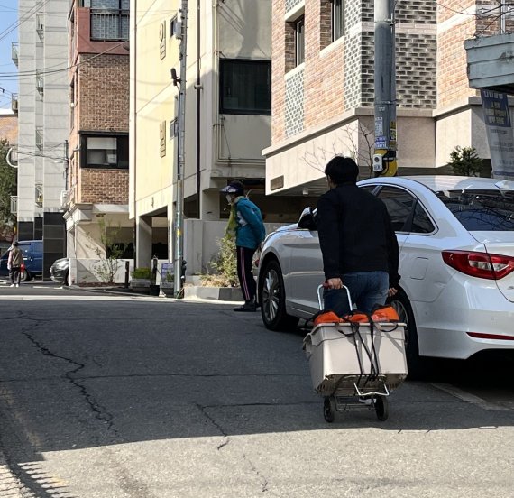 익명을 요구한 센터 설립자 A씨는 "매주 목·금·토 오후 12시에 하루 100분을 대상으로 무료 도시락 급식을 제공하고, 40분은 도시락을 점심 전에 배달해드린다"고 밝혔다. 2022.04.07./뉴스1 © News1 노선웅 기자