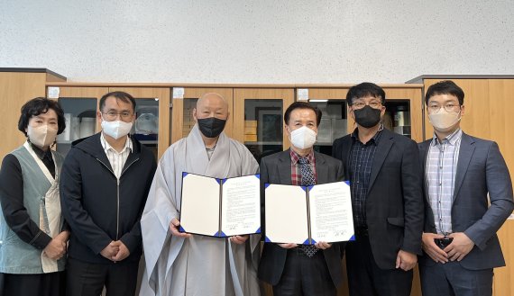 전북 고창군사회복지시설(시설장 대원스님)은 강호항공고등학교(교장 김보곤)와 노인 인식개선 및 권익 증진을 위한 자원봉사단 구성 업무협약을 맺었다.© 뉴스1