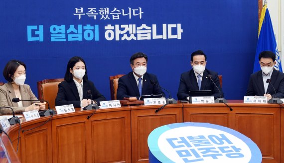 [서울=뉴시스] 고범준 기자 = 8일 국회에서 열린 더불어민주당 비상대책위원회의에서 윤호중 비상대책위원장이 발언을 하고 있다. (공동취재사진) 2022.04.08. photo@newsis.com