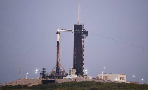 미국 민간 우주항공업체 스페이스X의 팰컨9 로켓이 4월 7일(현지시간) 플로리다주 케이프 캐너배럴의 나사(미항공우주국) 케네디 센터에서 발사를 기다리고 있다. AP뉴시스